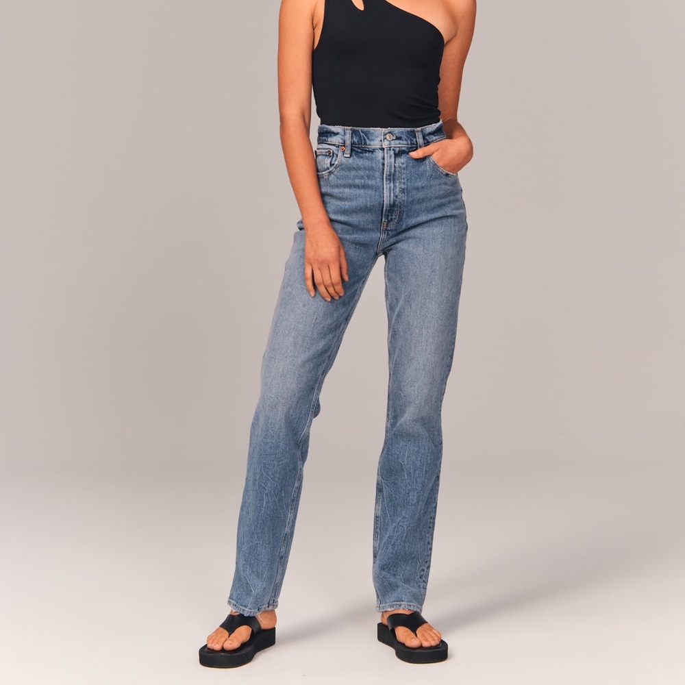 A&F 90s Ultra High Rise Straight Jeans Medium Wash